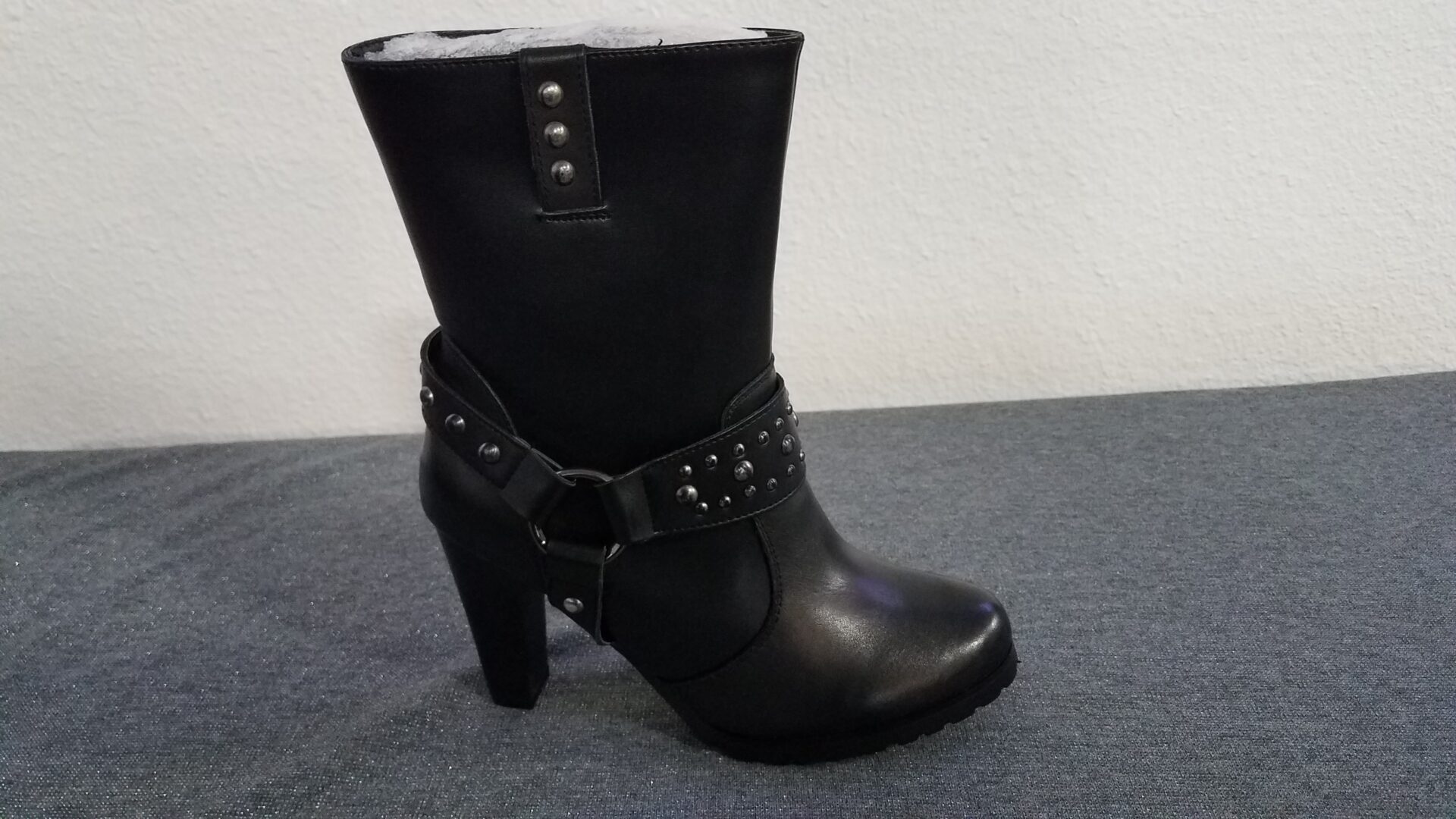 High-heeled leather boot with straps