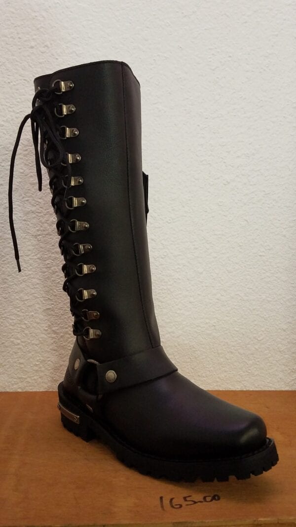 Long leather boot with laces