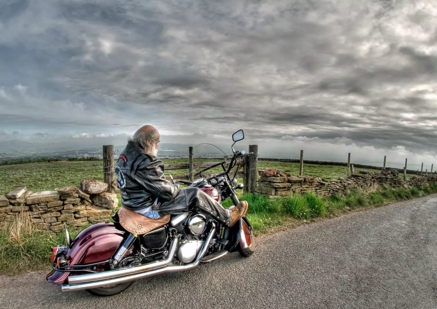 man-wearing-black-leather-jacket-riding-cruiser-motorcycle-995490